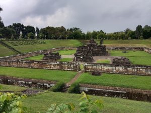 Candi Sambisari yang berada di dasar galian, Kalasan, Sleman