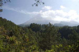 Gunung Merapi tampak dari kawasan Kaliurang